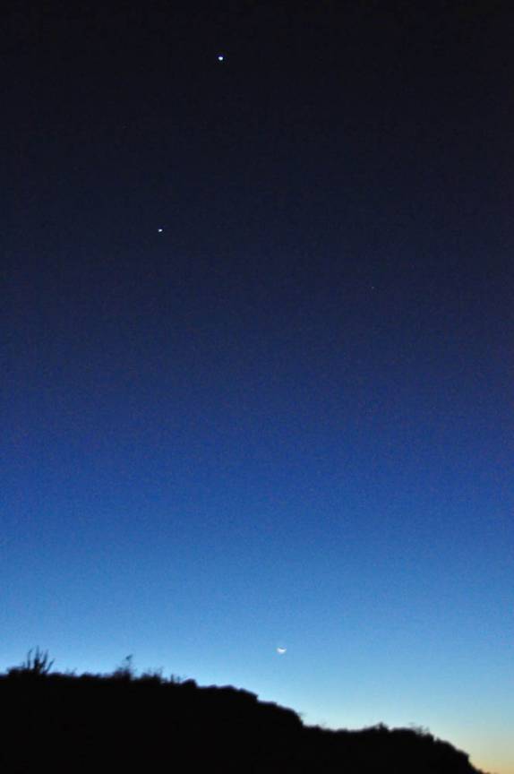 A lua nova, Júpiter e Vênus na noite sobre a Sierra de San Francisco, no deserto Vizcaino, na Baja California - México